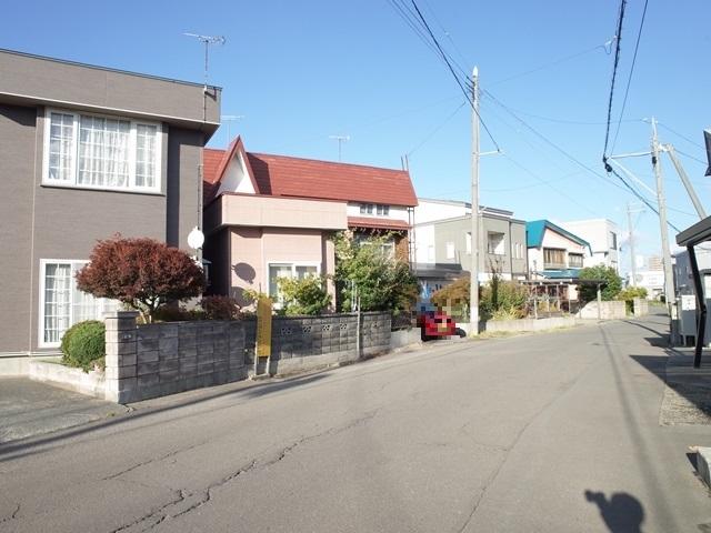 青森市旭町1丁目54番26、54番57、55番5、55番6甲田小学校まで徒歩4分！マエダストア旭町店まで徒歩2分！旭町通りに出やすい利便良好な立地の建築条件なしの土地！！ 解体更地渡し