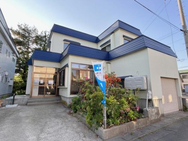 弘前市大字鷹匠町45-6小中学校、スーパー・コンビニが徒歩10分圏内で揃い、便利な立地です。 城西小学校まで徒歩10分（800ｍ）、第二中学校まで徒歩9分（700ｍ） 弘前公園追手門まで徒歩12分（900ｍ）
