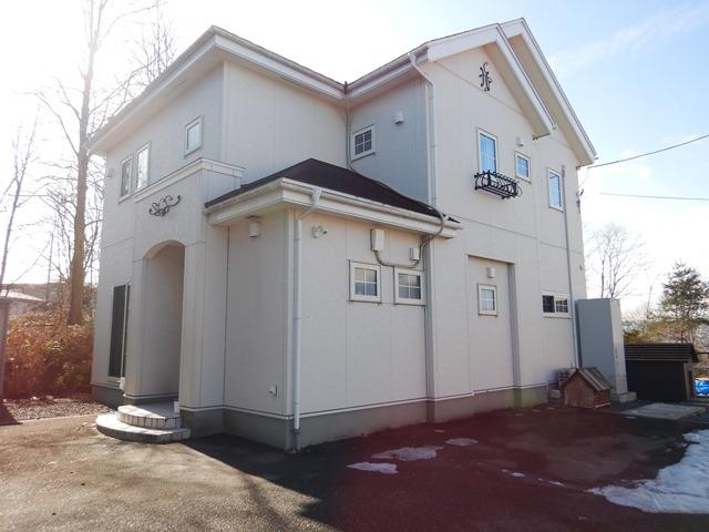 八戸市吹上2丁目35番地2太陽光発電システムつき4SLDK住宅！中心街や田向・類家方面もアクセス良好！ サービスルームやウォークインクローゼットがあるゆとりの間取り♪