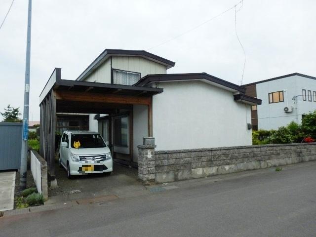 弘前市大字堅田5丁目24番6他1筆南西角に位置する日当たり良好な約85坪の整形地！建築条件ございません！ 東側川へ隣接しているため、雪捨て場には困りません！