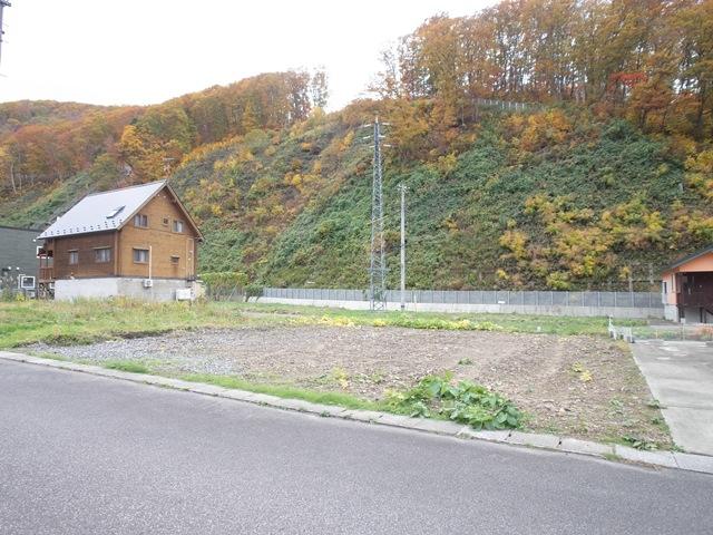 青森市大字野沢字川部79番184、79番196豊かな自然に囲まれた土地です。お好きなハウスメーカーで建築できます。 現況引渡しです。