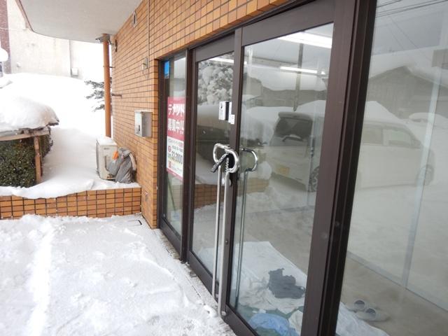 朝日プラザ品川町　1F弘前市中心街にあるマンション1階の事業用物件！ 事務所や営業所としてお勧めです。