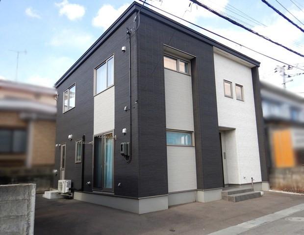 八戸市根城2丁目29番地2◆駐車３台可能な築浅中古住宅◆　コンビニ徒歩1分！周辺商業施設充実です♪ 家族みんなで使えるウォークインクローゼットあり♪