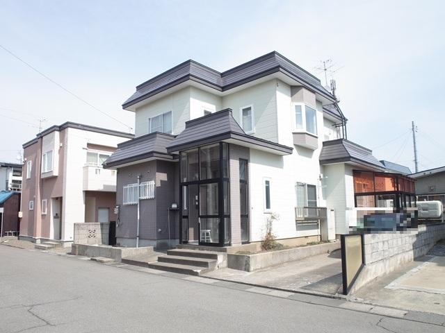 青森市大字大野字山下金沢小学校まで400ｍ、甲田中学校まで440ｍとお子様の通学に安心な中古住宅です！ リフォームのご相談も承ります