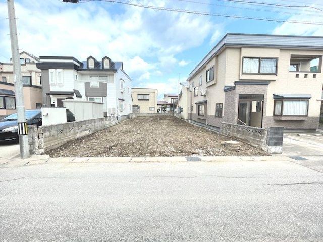 青森市岡造道2丁目11番8中学校至近の好立地。約72坪の整形地に、間口9mのゆとりで並列3台駐車もできる快適な土地です。
