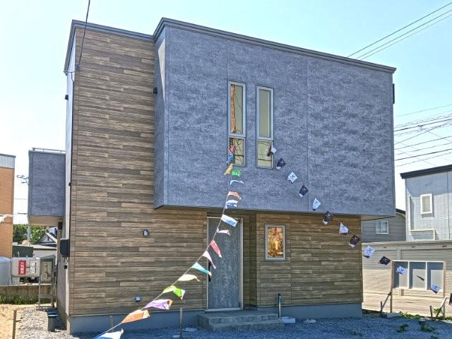 青森市八重田2丁目15-3開放感あふれる南向き2階リビングとバルコニー。駐車4台可能でゆとりある暮らしが叶います。