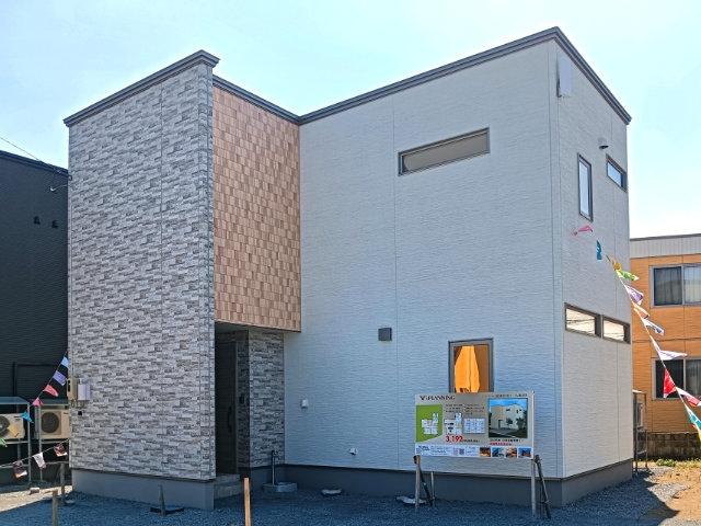 青森市八重田2丁目15-3（B棟）開放感あふれる南向き2階リビングとバルコニー。駐車3台可能でゆとりある暮らしが叶います。