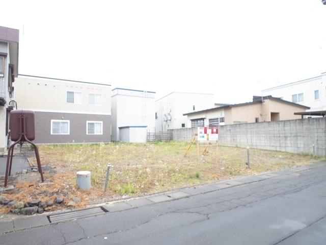 青森市金沢4丁目77番51建築条件なし・ゆとりの75坪、間口は約12ｍ、お好きなプランでどうぞ！ 金沢小学校まで徒歩7分
