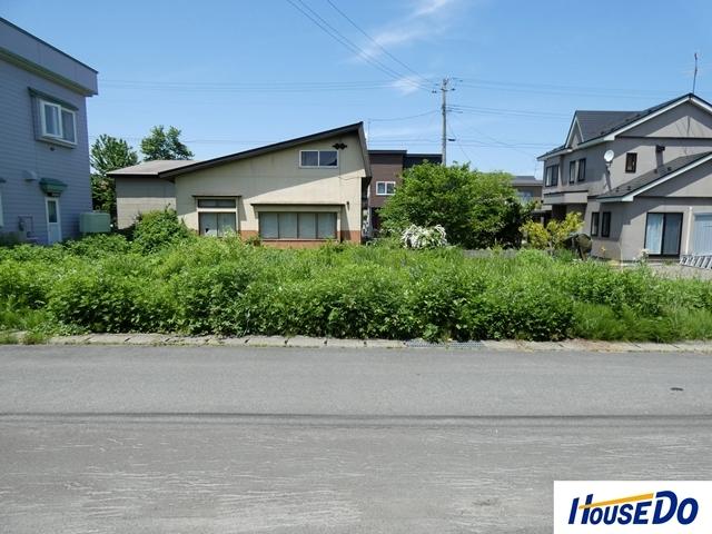 弘前市大字松原東3丁目8番9南向き間口約18mで日当たり良好！約78坪の売地でました。 建築条件なし、お好きなハウスメーカーにて建築できます。