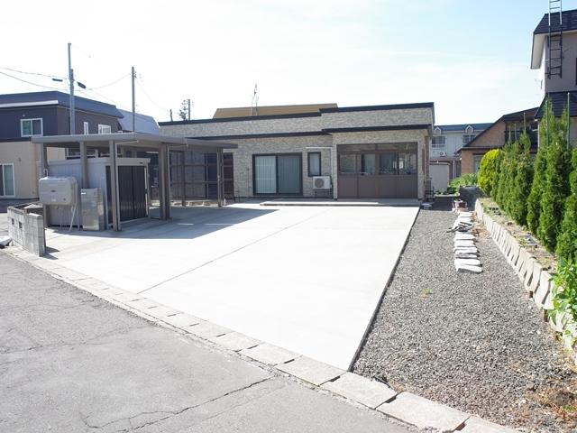 青森市大字横内字亀井249番地107、319番地平家！！　コンクリートタタキ・カーポート・物置付き　カーポート前にロードヒーティングあり モヤヒルズまで車で6分！！ 重機が載っても大丈夫な頑丈なコンクリートタタキです