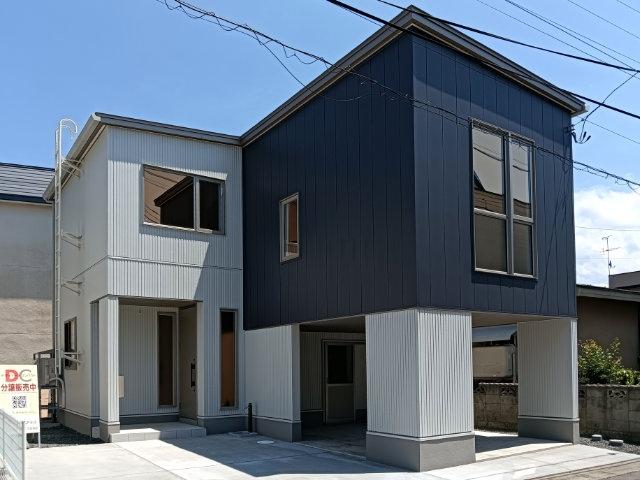 青森市奥野2丁目11-16（B棟）ガレージと外部収納付きで、外構設備までしっかり整った充実プラン！天井高と大窓で開放感あふれるリビングです。