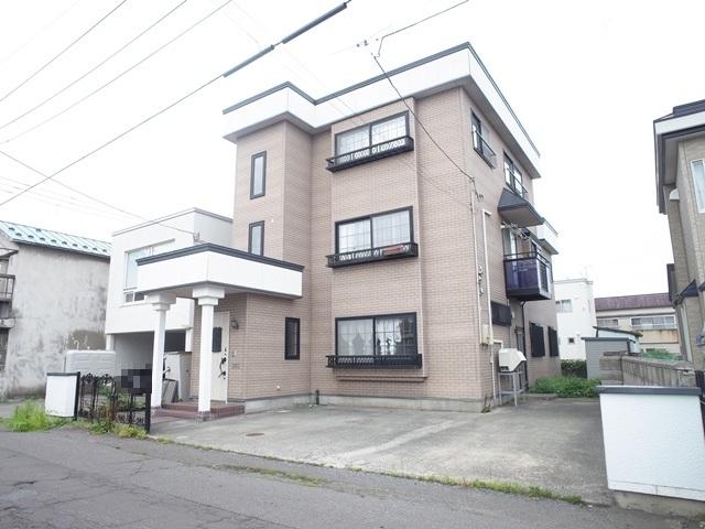青森市久須志1丁目81番地23青森駅まで徒歩約11分、二世帯住宅や事業用としてどうぞ！ ３階建ての８LDK