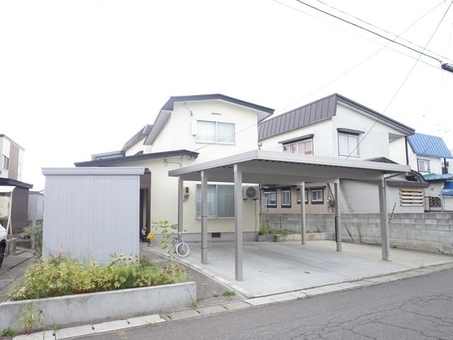 青森市大字浪館字前田45番地5泉川小学校まで徒歩7分！西中学校まで徒歩6分！令和4年にリフォームした綺麗にお使いの4LDK住宅です！ 駐車スペースコンクリート仕上げ！2台用カーポート付です！